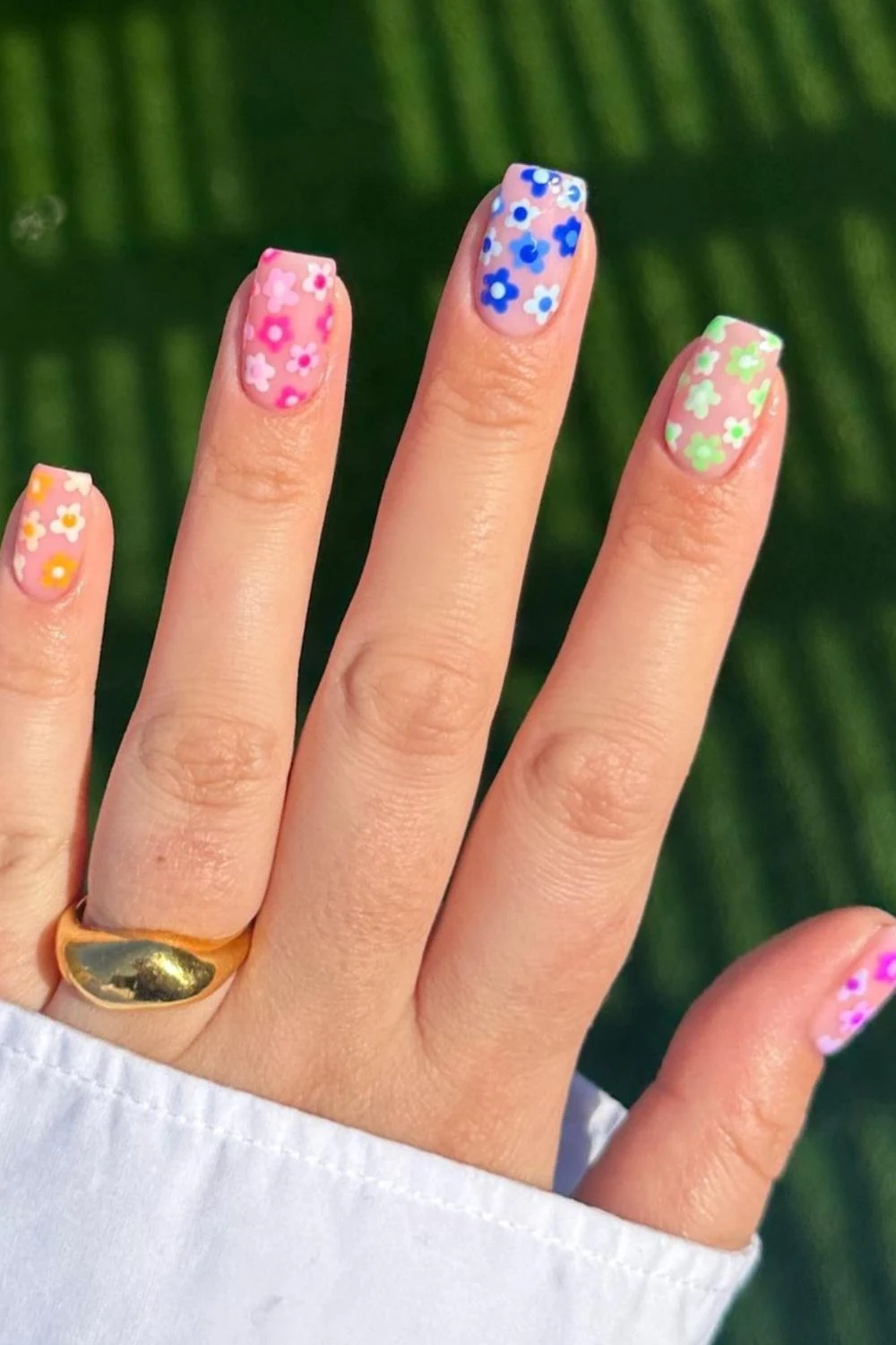 Flower nail designs are trendy, customizable, and easy to create using dotting tools and nail polish.  While traditionally associated with spring, floral nail designs can be embraced year-round by adjusting color palettes to suit the summer, fall or winter.  They work well on natural nails as well as acryllic, gel, or dip nails.  You can also add rhinestones.  Simple, short nails, french tips, almond, blue, pink, green, coffin, white, purple, cute, simple.