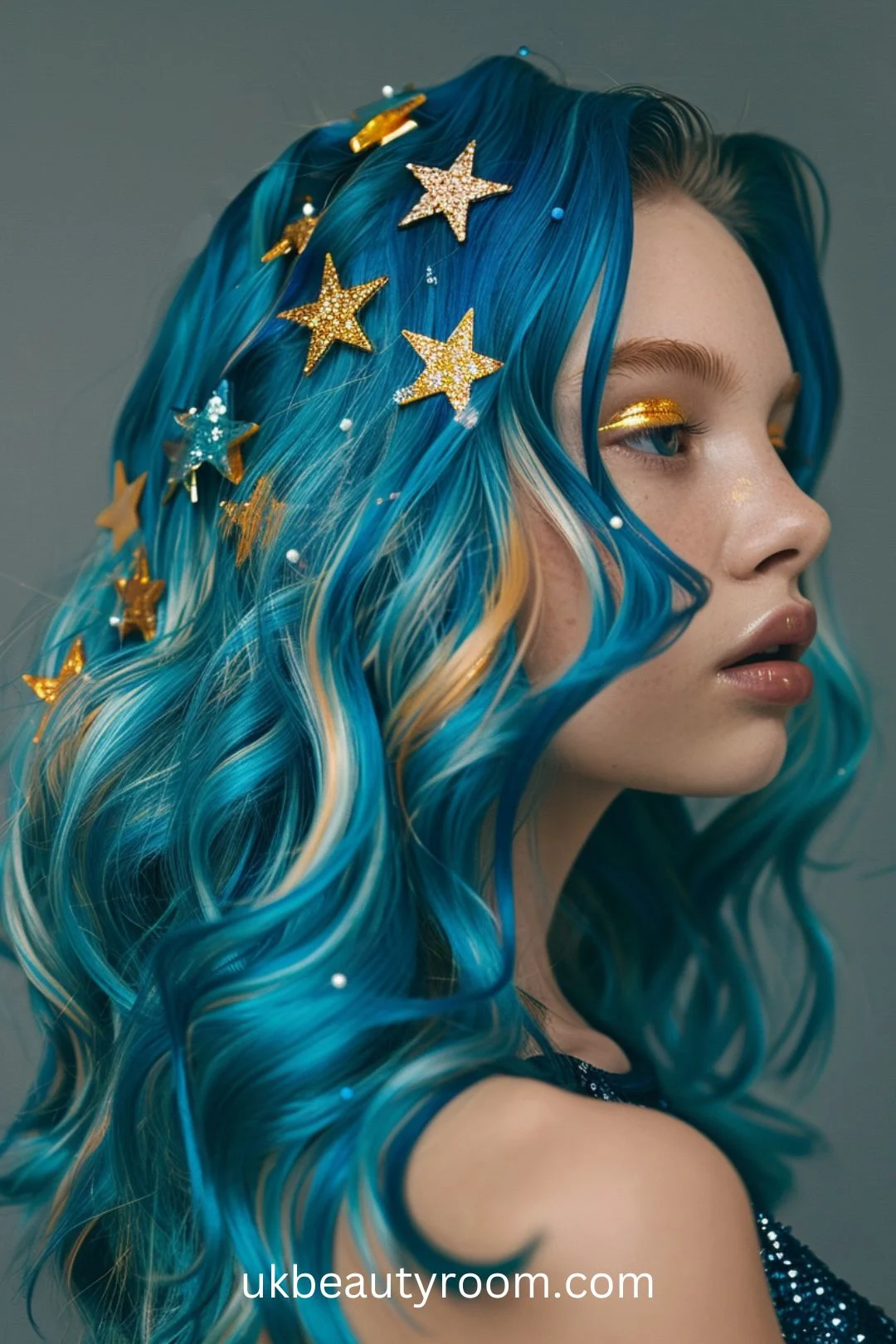 Check out our collection of alternative hair ideas, that are perfect for making a statement at any festival or event. From bold color contrasts to creative braids, these eye-catching styles will turn heads and express your individuality! Short, long, braid, blonde, red, color, purple, dye, ponytail, colour, dyed, blue, hair colour ideas for brunettes alternative, straight hair, girl.