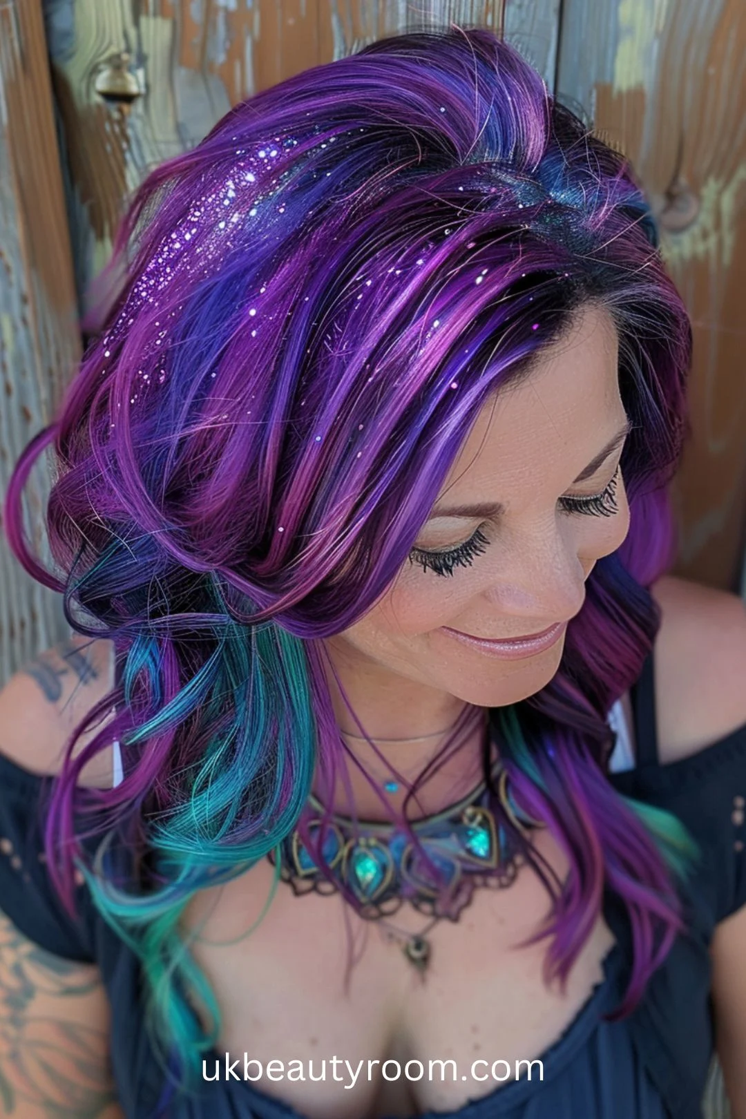 Check out our collection of alternative hair ideas, that are perfect for making a statement at any festival or event. From bold color contrasts to creative braids, these eye-catching styles will turn heads and express your individuality! Short, long, braid, blonde, red, color, purple, dye, ponytail, colour, dyed, blue, hair colour ideas for brunettes alternative, straight hair, girl.