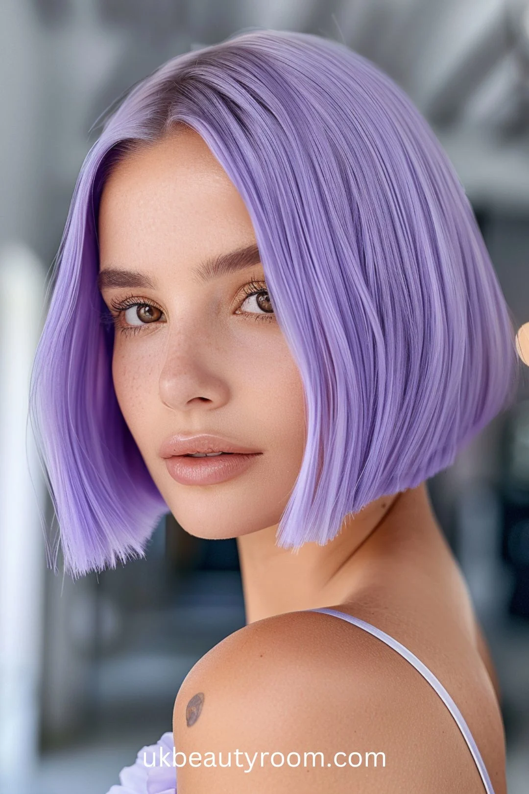 Check out our collection of alternative hair ideas, that are perfect for making a statement at any festival or event. From bold color contrasts to creative braids, these eye-catching styles will turn heads and express your individuality!  Short, long, braid, blonde, red, color, purple, dye, ponytail, colour, dyed, blue, hair colour ideas for brunettes alternative, straight hair, girl.