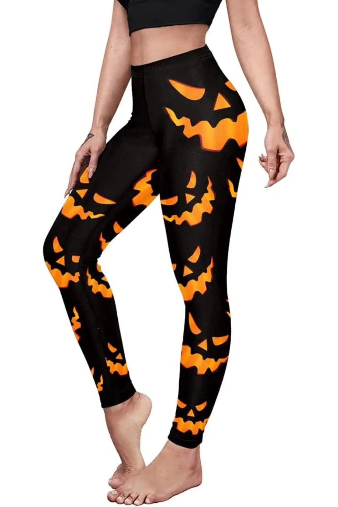 These high-waist leggings feature spooky Halloween designs, including pumpkins, bats, and spider webs. Made to catch attention, they offer a quirky and fun style for Halloween parties or trick-or-treating. Available in sizes S to XL, they are stretchy and comfortable.