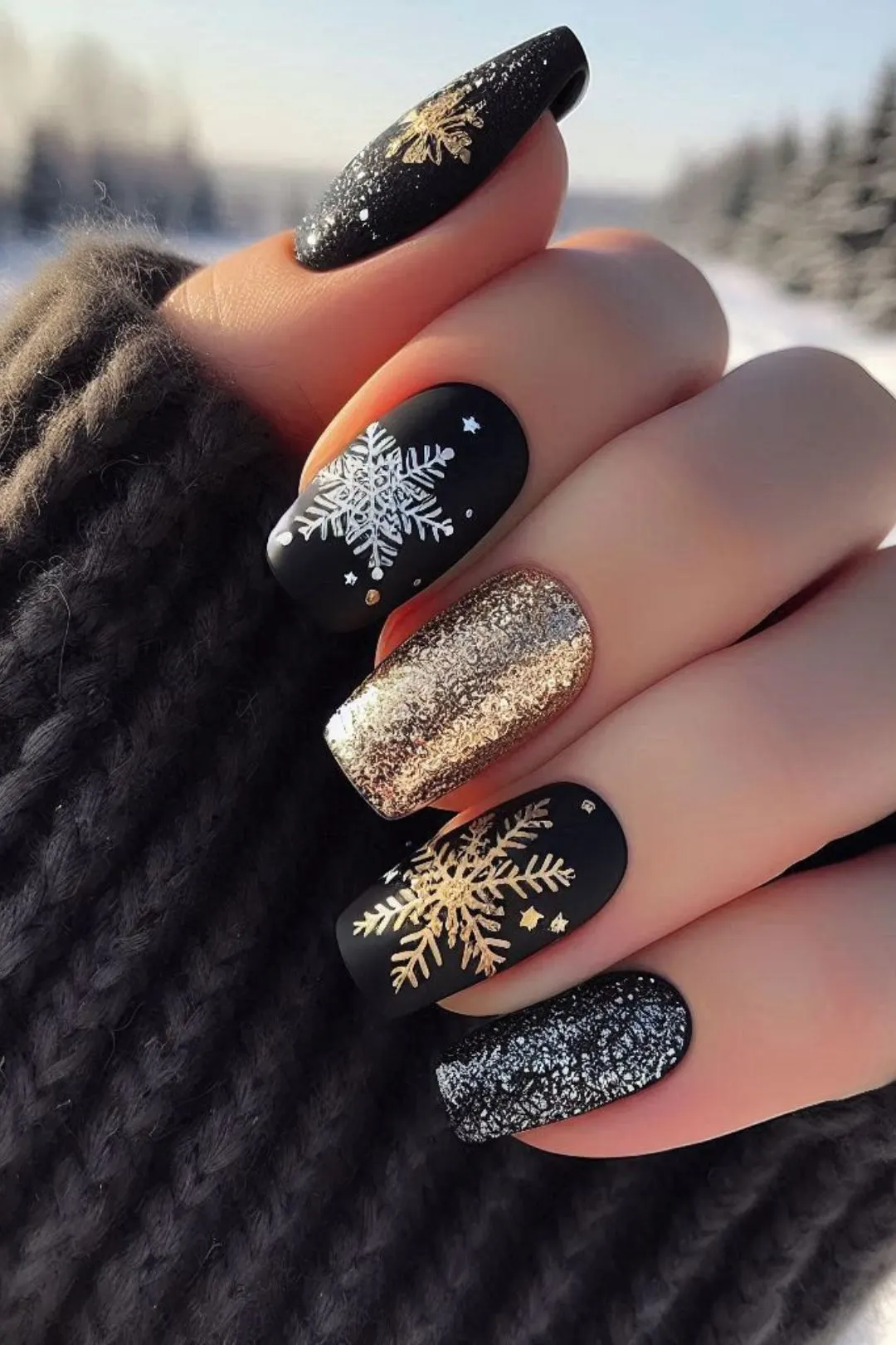 https://ukbeautyroom.com/wp-content/uploads/2024/10/christmas-nails-black-1.jpg.webp?utm_source=chatgpt.com