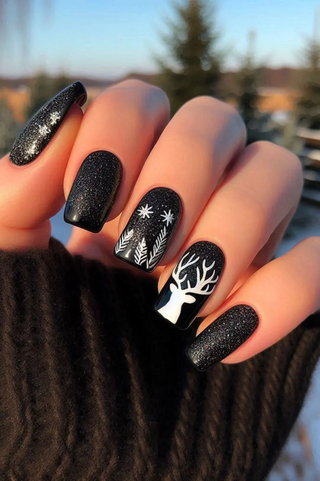https://ukbeautyroom.com/wp-content/uploads/2024/10/christmas-nails-black-11.jpg.webp?utm_source=chatgpt.com